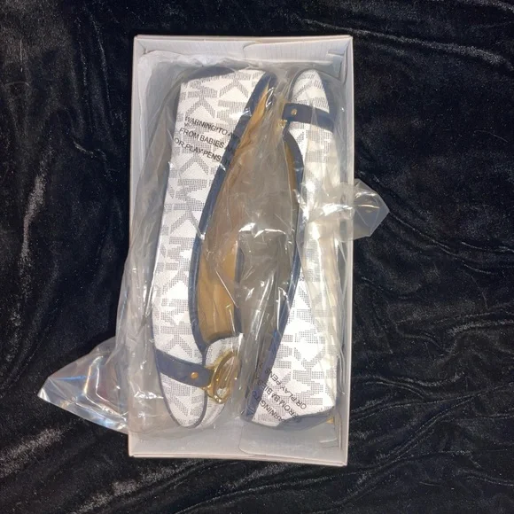 Michael kors - Fulton mox size 7.5 white w/ blue on the front a Gold emblem - Picture 5 of 7